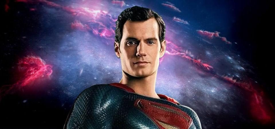 Imagen de Henry Cavill, caracterizado del Superman del DCU, centrada en el busto, con una imagen de la galaxia de Warhammer 40000 de fondo.