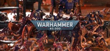 El logo de Warhammer 4000 superpuesto a una imagen de batalla de miniaturas que enfrenta a exterminadores y un dreadnought ballistus contra una fuerza (en primer plano y de espaldas) de tiránidos formada por termagantes, saltadores de Von Ryan y un neurotirano.
